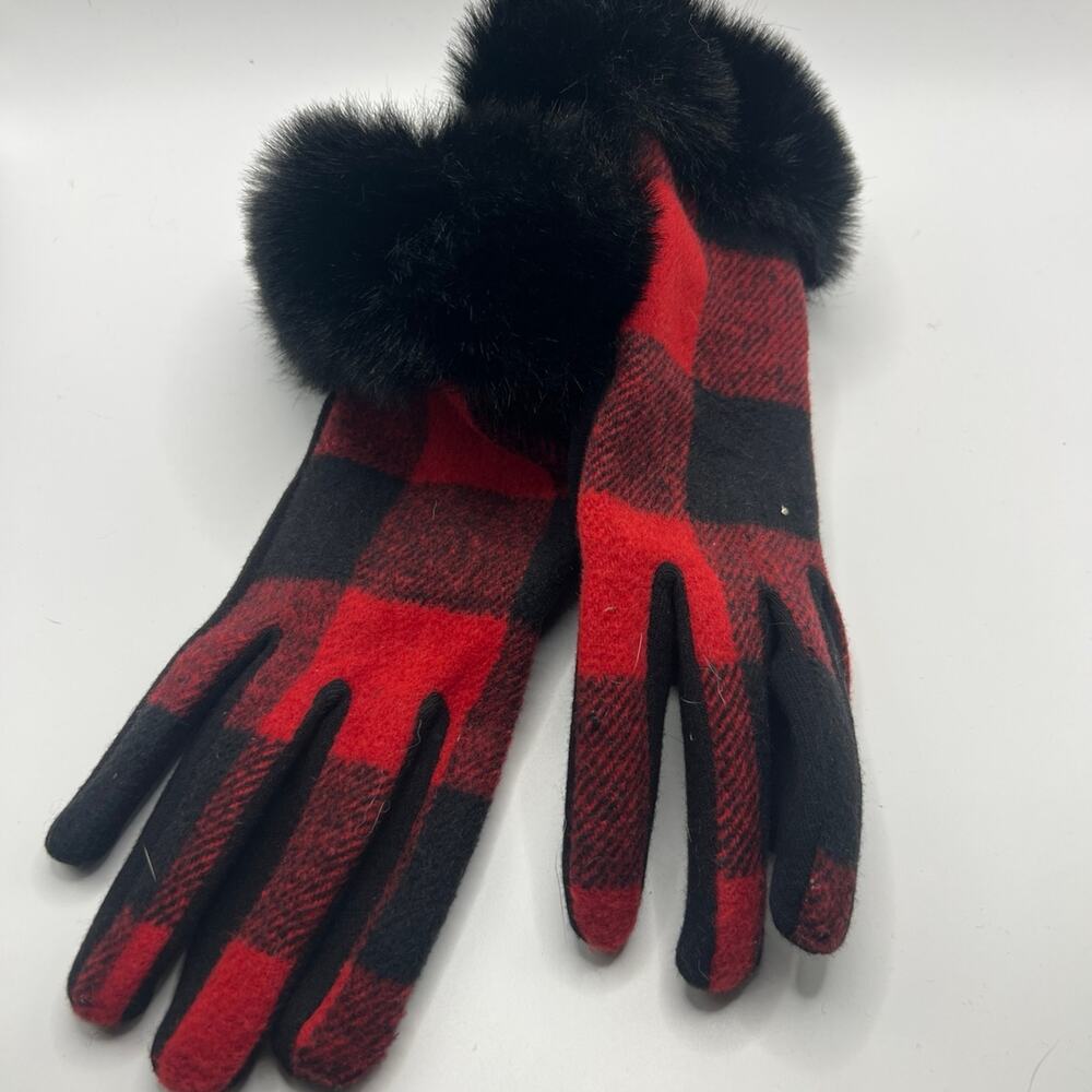 Coco and Carmen touchscreen Gloves red plaid NWT one size
